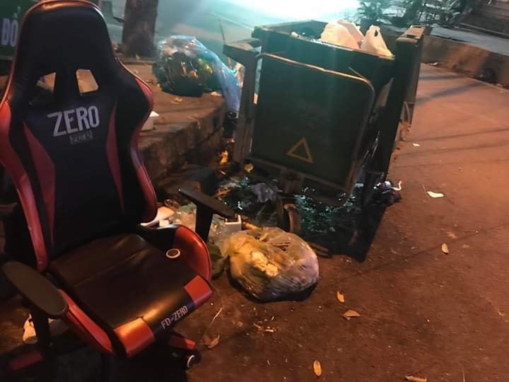 ghế zero quăng bãi rác